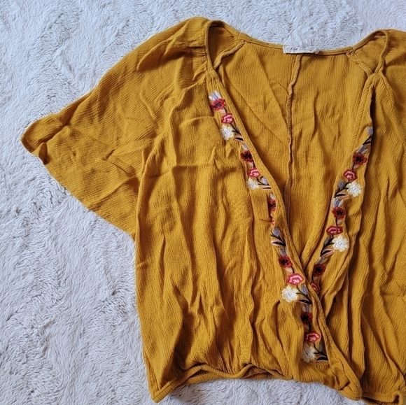 ✨️CL ChloeKatie Mustard Yellow Floral Stitch Embroidery Sash VNeck Wide Sleeve M - Picture 2 of 13